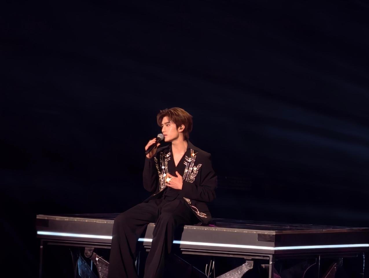 张康乐 脸帅人又稳张康乐真的越遇大场面越稳，颜值出众还实力在线，出道一年舞台表现