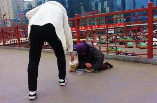 1989年，一名天津男子在大街上将一个乞讨的女子带回了家。谁知后来两人结婚生子，