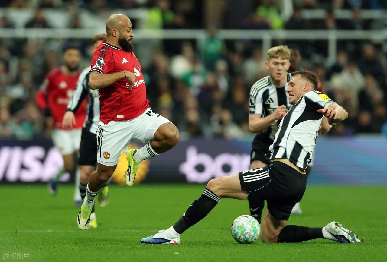 在本轮英超，纽卡2-1击败曼联，在少打一人的逆境下，由前锋奥苏拉替补登场，在第9