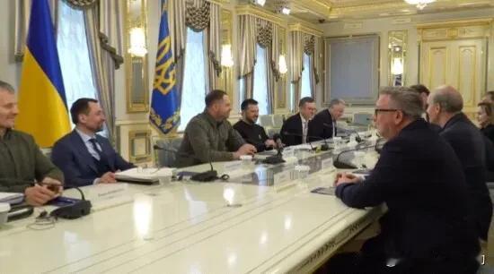 美国众议院刚刚通过对乌克兰军事援助，随后国会两党代表就组团来到基辅，受到泽连斯基