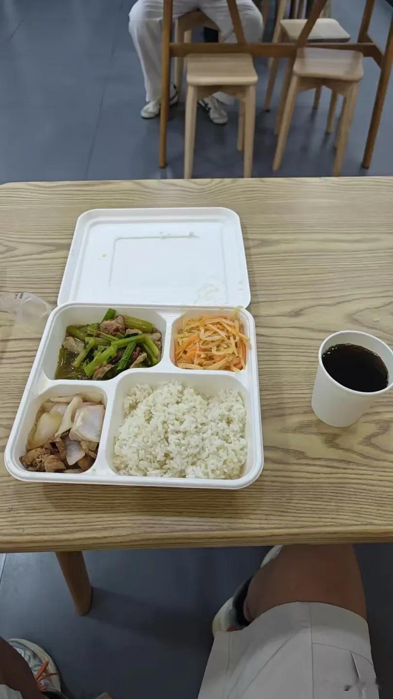 做保养赶到饭点了，在比亚迪4S店里吃个免费午饭