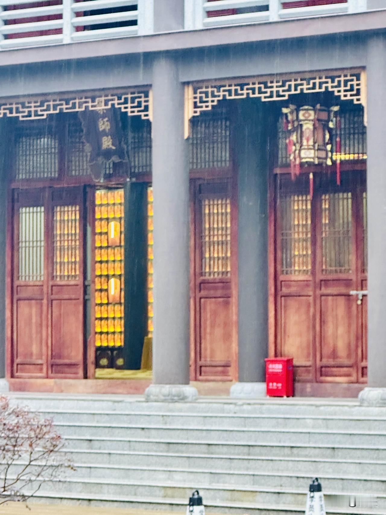 中方高度关注当前印巴边境持续升级的军事冲突。我们注意到相关报道提及的复杂战场态势