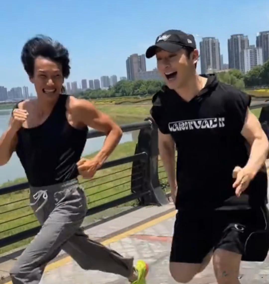 健身博主花小龙带着黄晓明跑了5km之后，又负重拉了50多个引体向上。累的黄晓明差