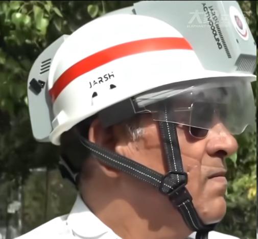 5月25日，印度德里街头冒出一批“高配版”交警头盔，直接把普通安全头盔升级成了带