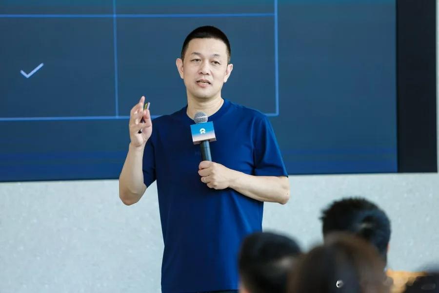 李斌：电池越大，对马路的破坏就越大这句话源于合肥新桥二工厂的一场直播里，李斌在谈