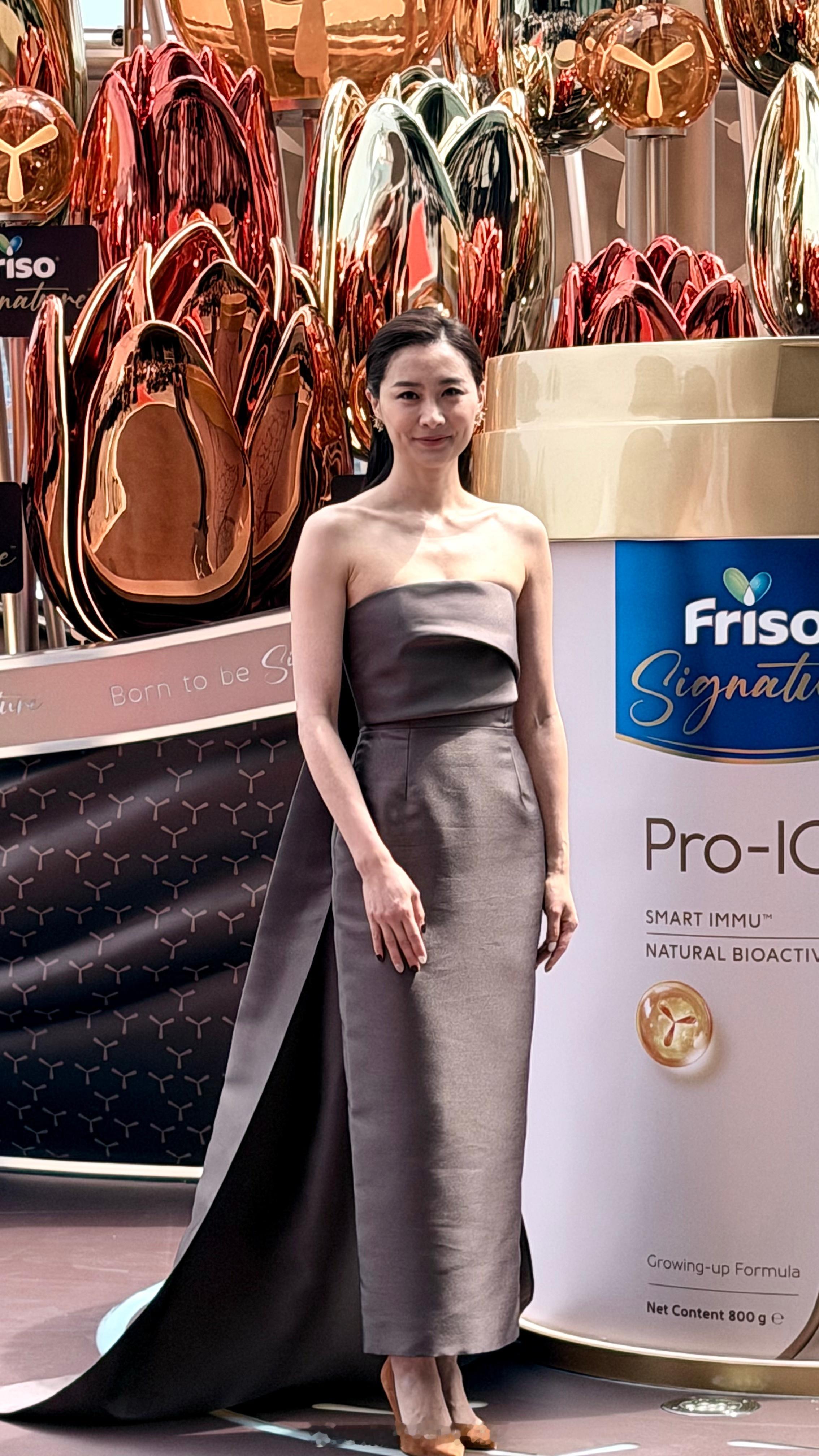 「（有視頻）香港知名女藝人揭幕花束藝術裝置..母亲节 前溫馨表白「多謝媽咪給我生