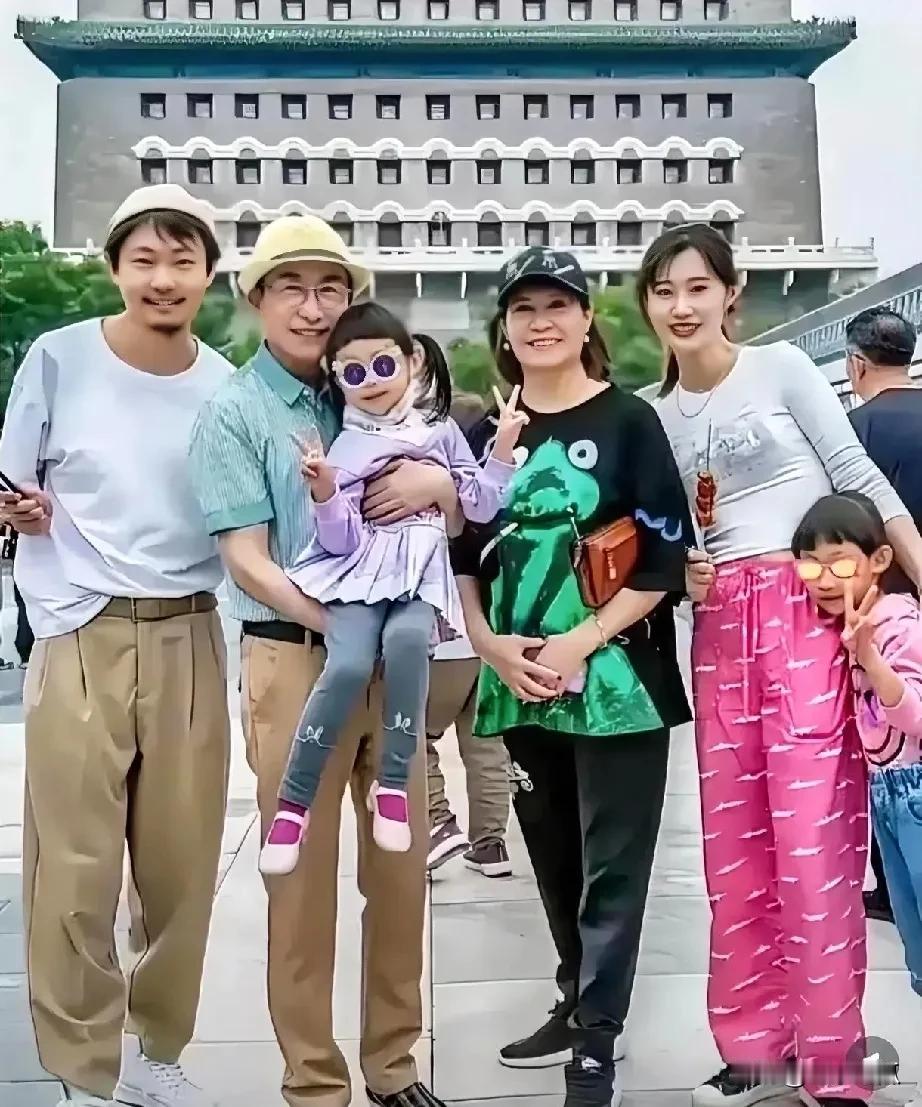 小品演员巩汉林一家六口幸福满满，儿孙满堂，过着幸福的晚年。他曾经与老戏骨赵丽蓉在