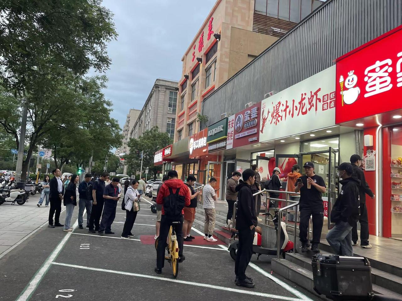 爆汁小龙虾排队好多人呀