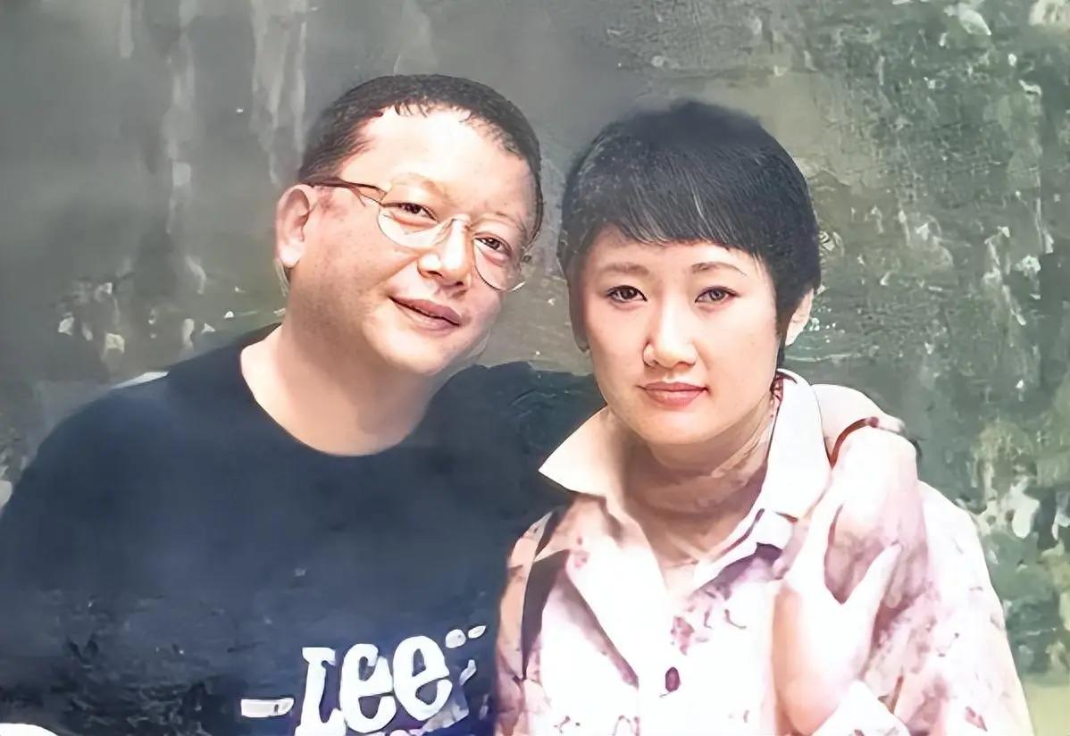 1996年10月，48岁的王刚娶了36岁的成方圆，有一回，王刚喝高了冲成方圆嘟囔