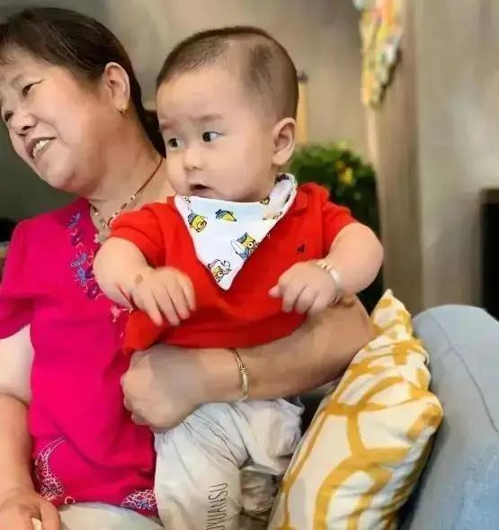 为何姥姥现在成了“带娃主力军”，奶奶都去哪了？原因现实又无奈
在现代家庭中，姥姥