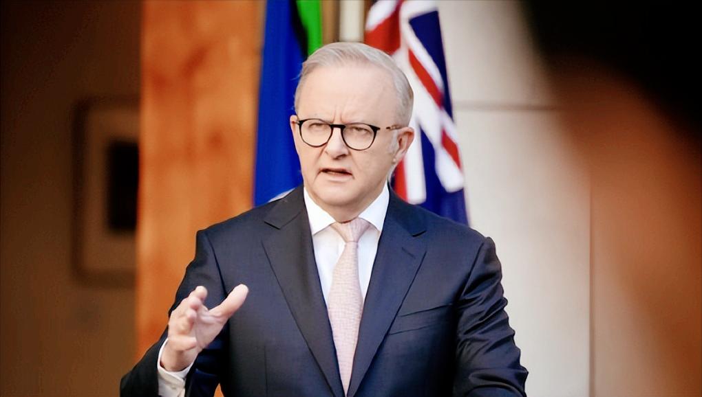 太惊险了！当地时间2月24号晚上，澳大利亚总理阿尔巴尼斯，正好好在自己的官邸待着