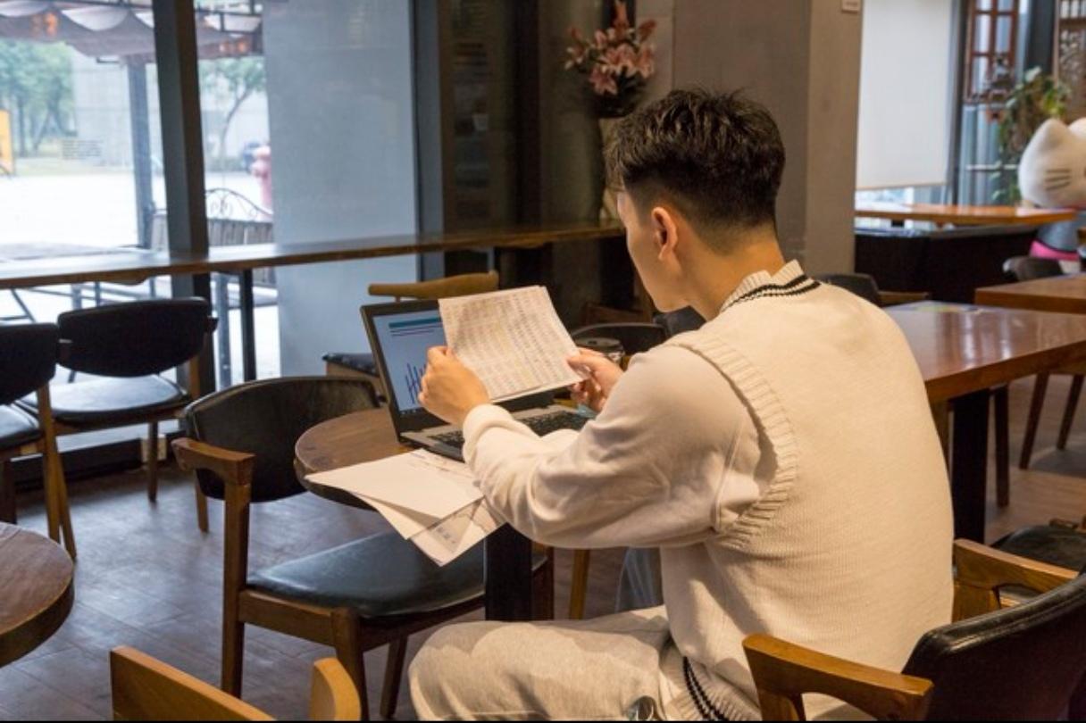 日常学习，是被动接收知识，停留在看懂、听懂的浅层认知。我们跟着思路走，便误以为自