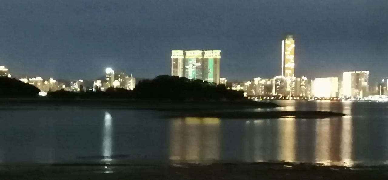 遇到一件好有意思的事。
到超市买完菜，付款的时候，收银员就很调皮地对我们说：你们