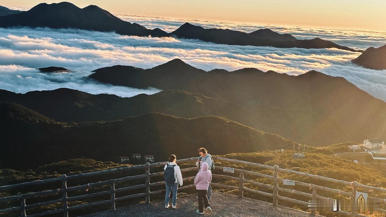#分享相册中最好看的风景照#高山流云，浮动之美，秋日的风景也是特别迷人，有知道是