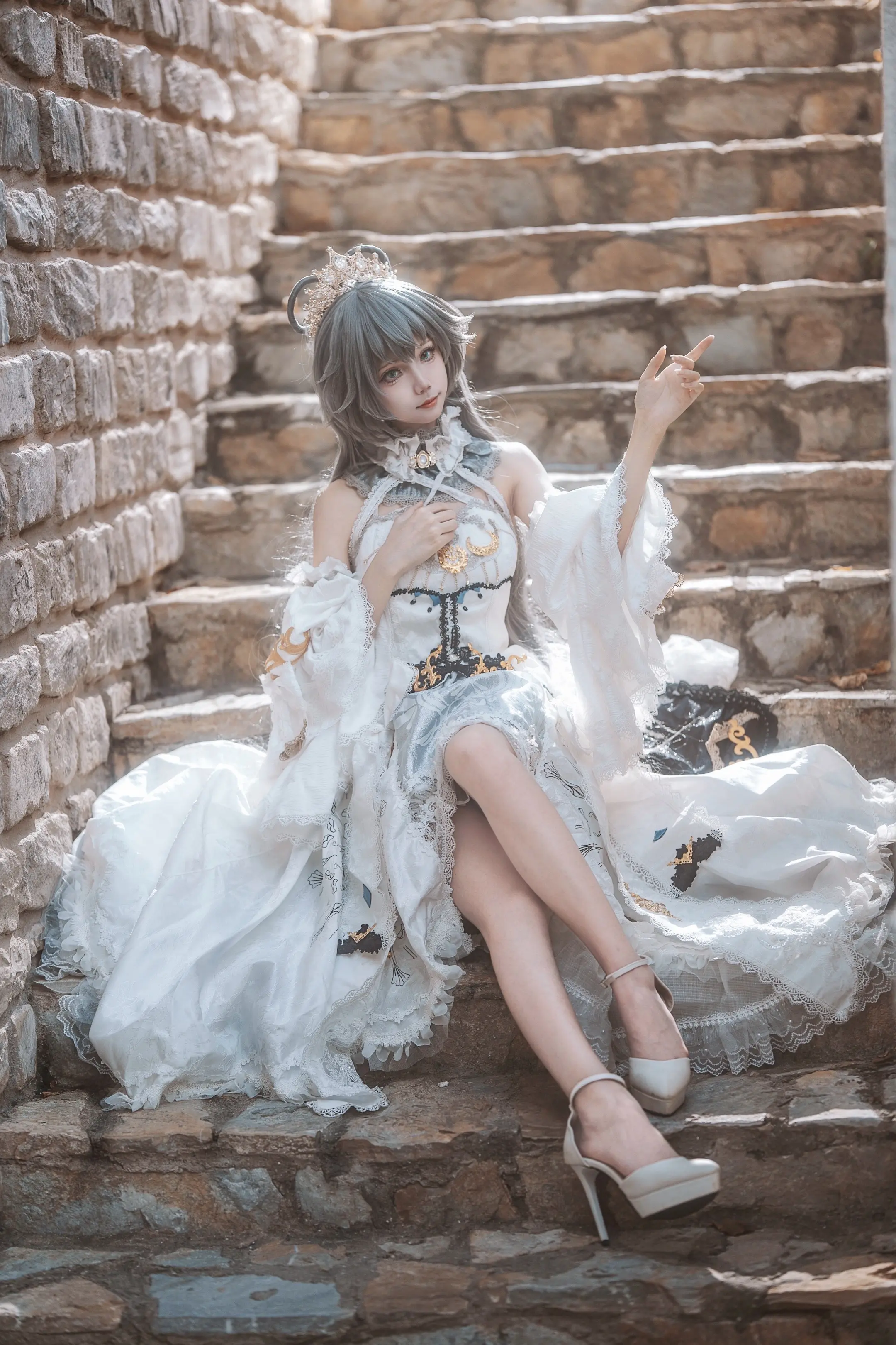 依旧是天依殿下。     出镜