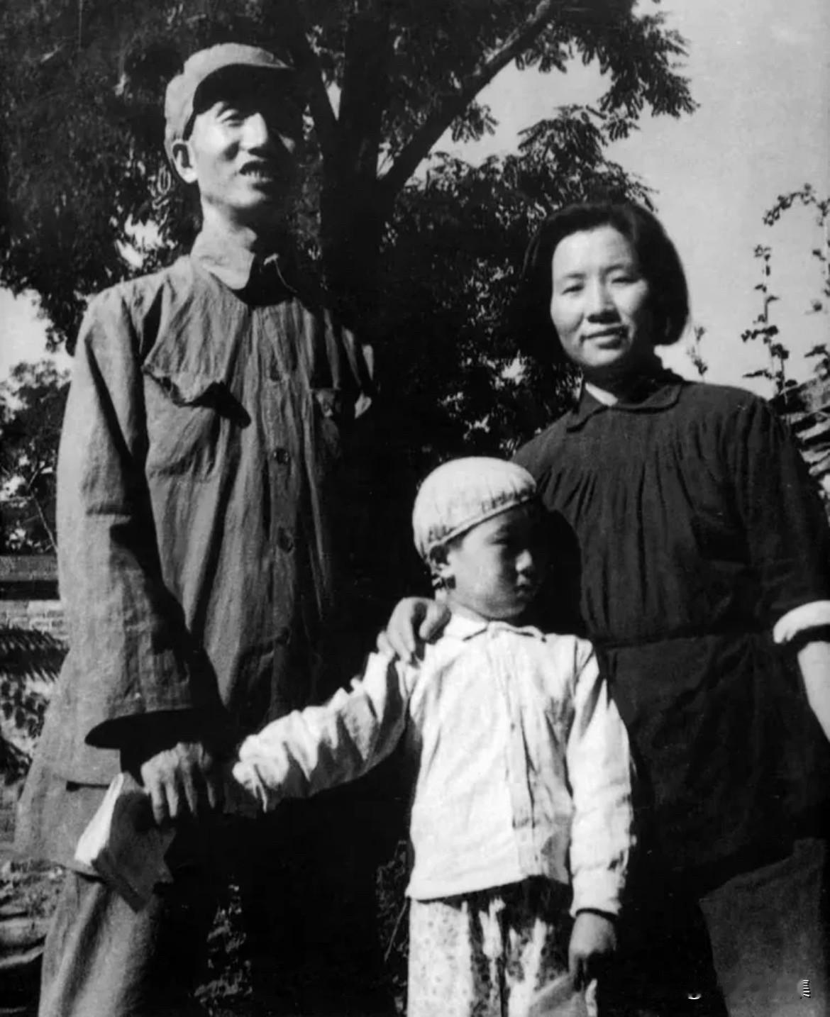 【开国功臣图片故事177】
1949年6月，徐向前同志在历经近两年艰苦卓绝的山西