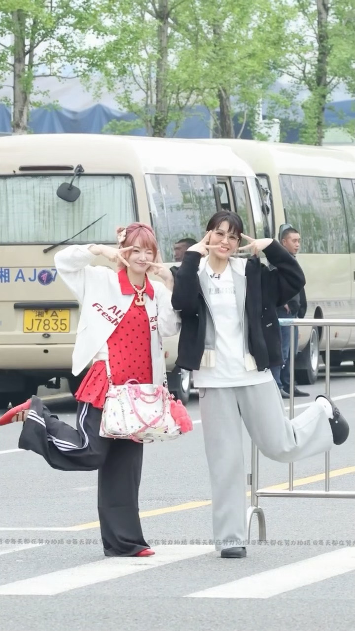 姐姐们好好玩哈哈哈哈哈曾沛慈黄灿灿模仿王濛夹一个饭撒曾沛慈黄灿灿一起贴脸开大王濛