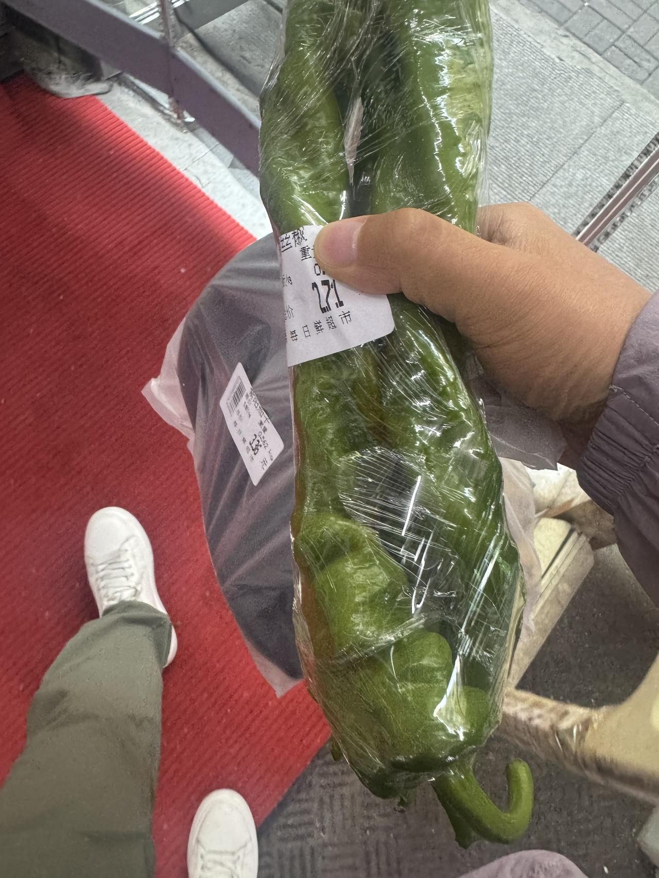 买完菜，心里想着事儿，没结账直接往出走，三个人同时喊我，异样的眼光看着我，丢人啊