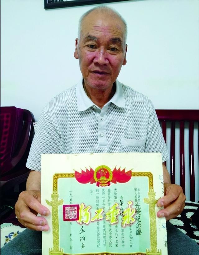 1948年，董存瑞在隆化战斗中以血肉之躯托起炸药包，用生命撕开了胜利的通道。那一