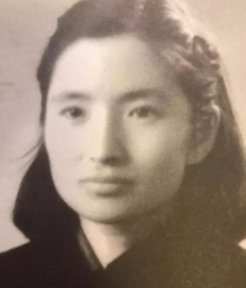 1943年，邓静华带人炸掉鬼子总部，气急败坏的日军对他们穷追不舍。然而，就在邓静