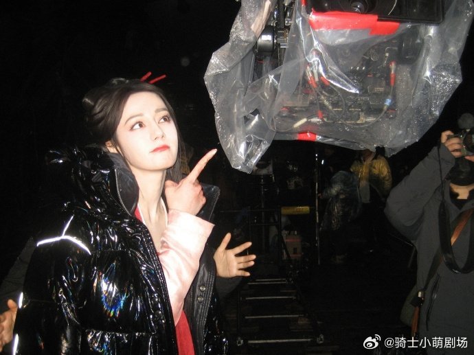 迪丽热巴用慈祥形容自己迪丽热巴形容自己是慈祥 谁能想到美女会用慈祥形容自己，迪丽