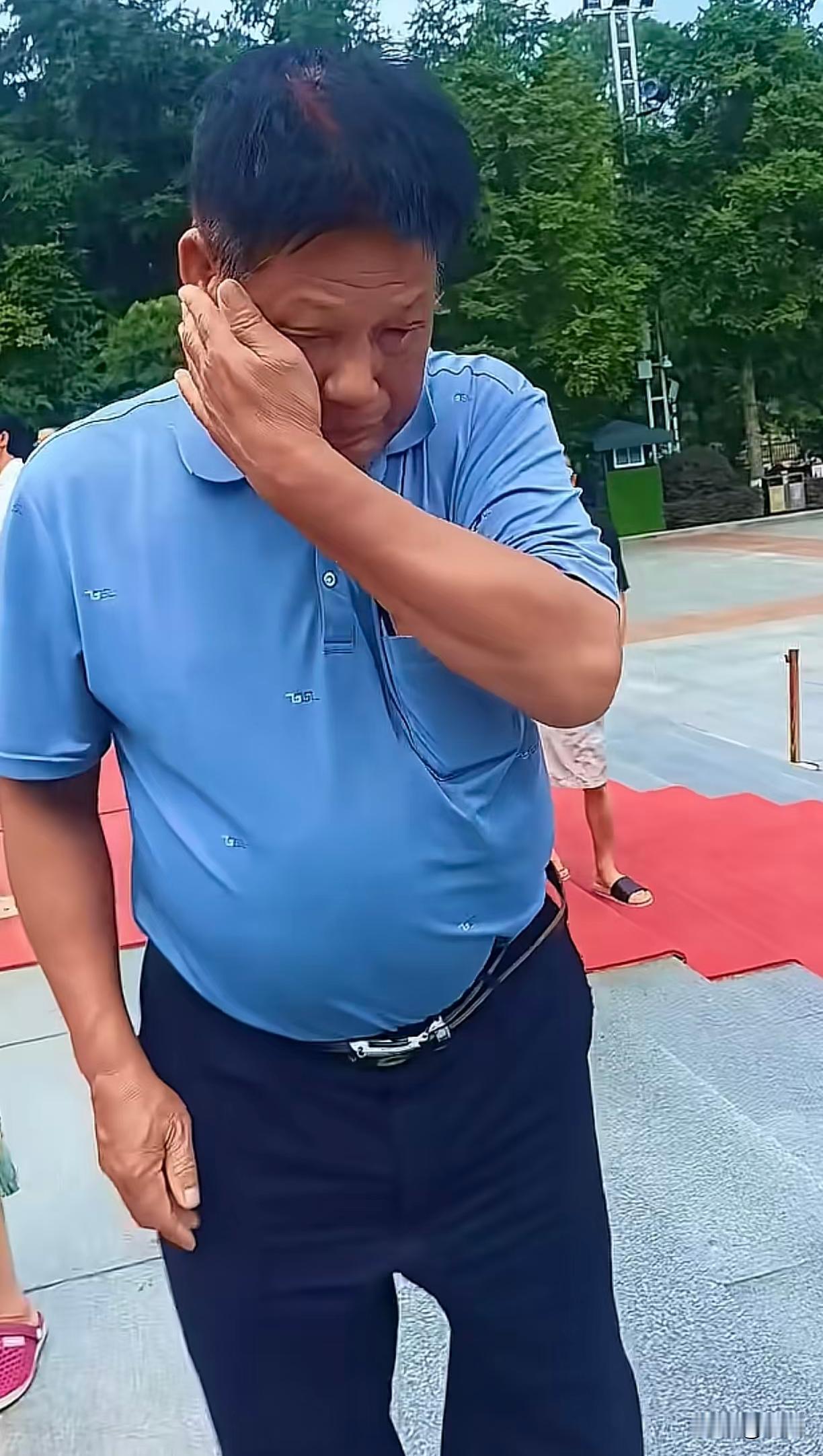 韶山广场这位大叔抹着眼泪，短短几句话，道出了中国绝大多数人民的心声：国家发展得很