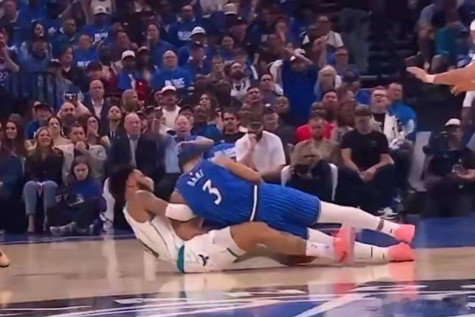 黄蜂vs魔术黄蜂输球又输人啊附加赛黄蜂90-116不敌魔术，比赛第二节一次进攻中