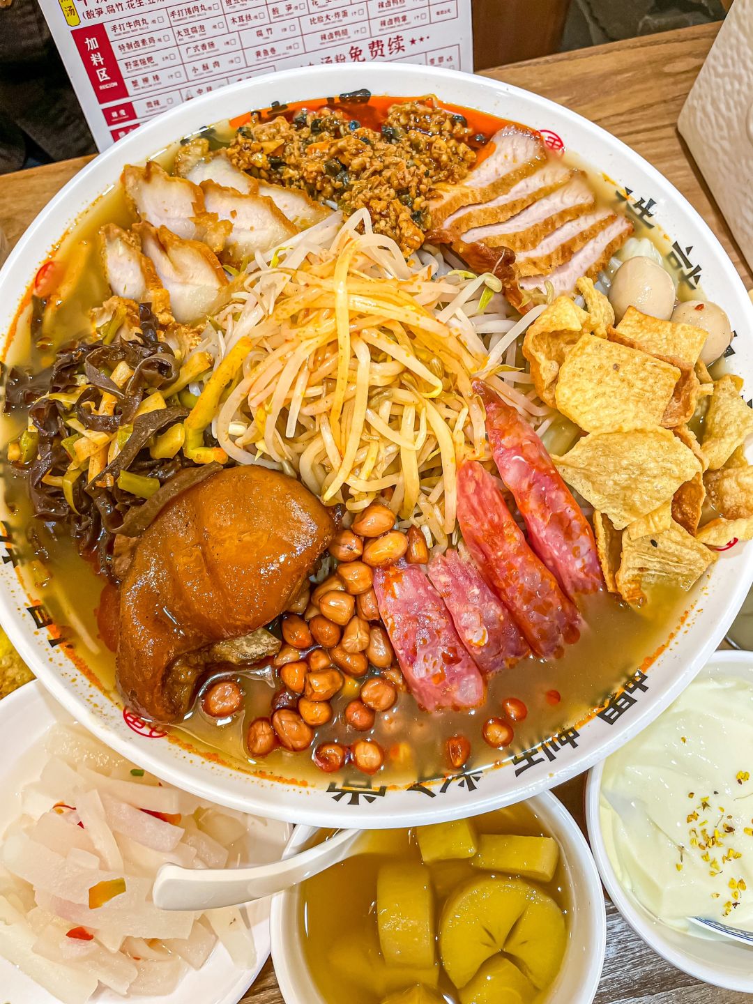 😅不愧是大上海....连螺蛳粉都这么炸裂...