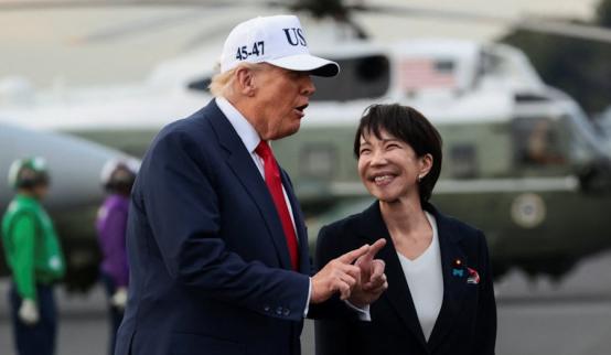 高市早苗刚坐稳位置就急着往外跑，连夜飞美国和特朗普碰面，这可是她当上首相后头一回