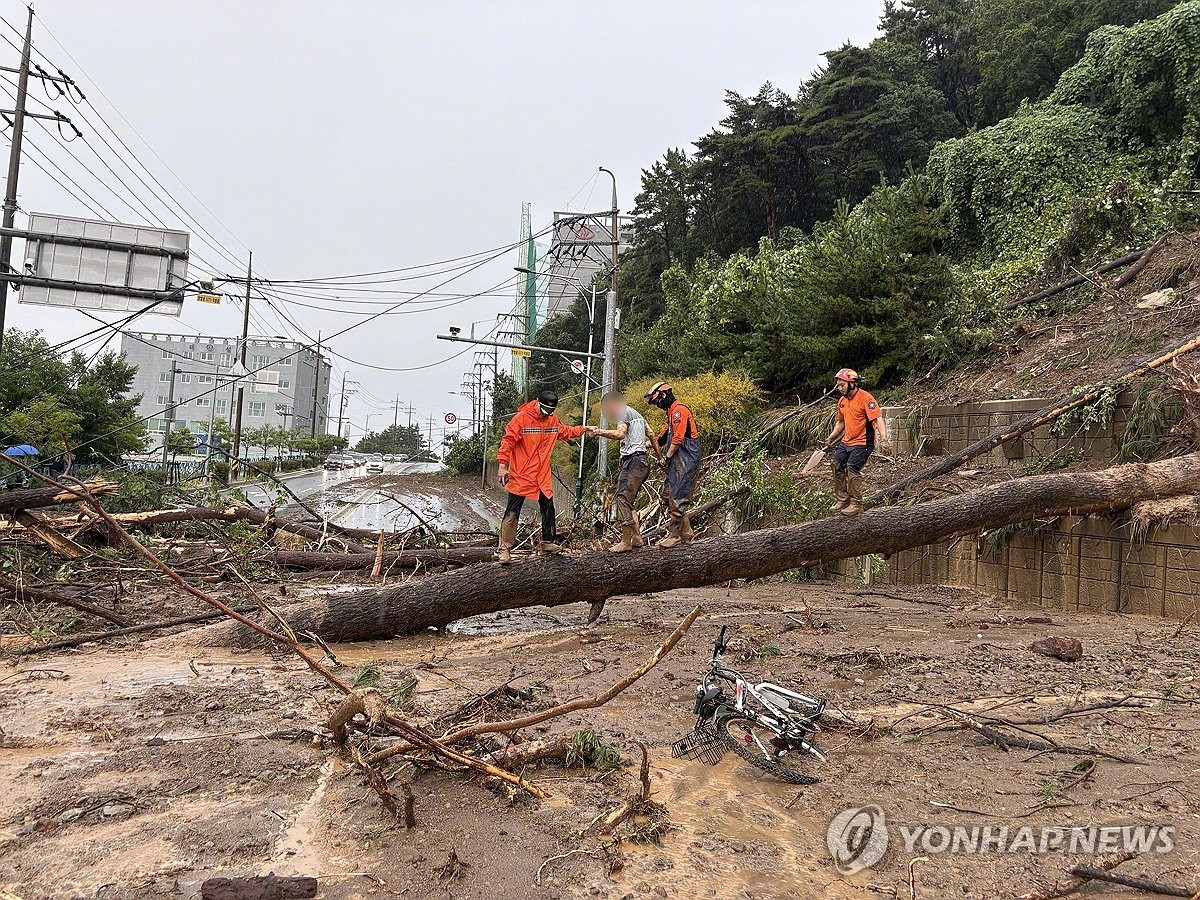 【韩东南部遭强降雨 巨济统营降雨量创纪录】（韩联社）海外新鲜事热点现场 韩联社首