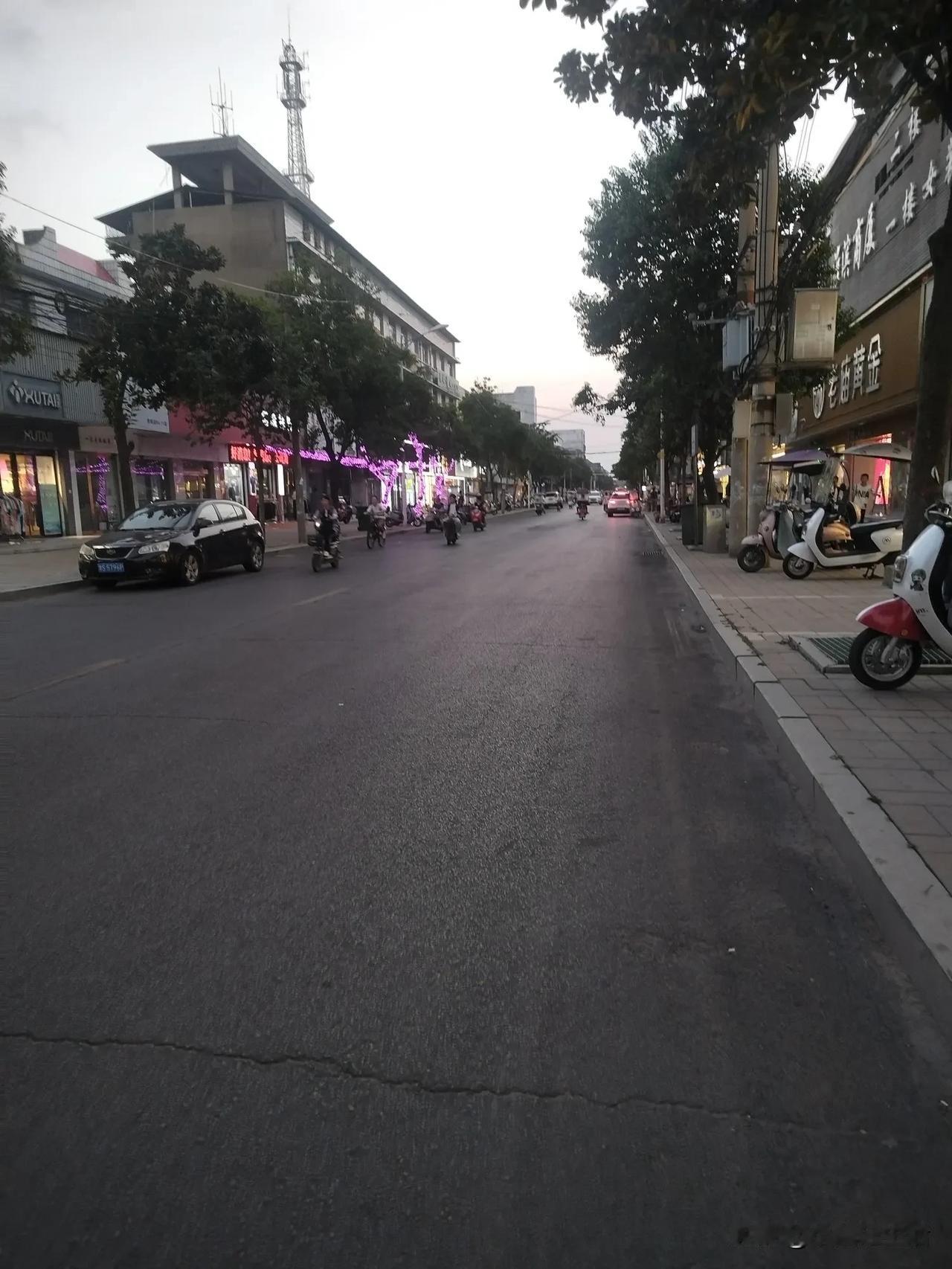 听朋友说开个茶叶店挣钱，一年下来轻飘飘能挣个三五万。我去了一趟街里面就犹豫了。
