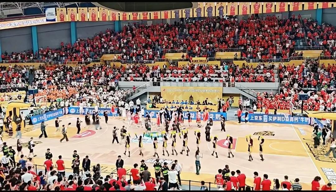 CBA和NBA差距有多大，看总决赛现场就知道了。CBA的主场除了几个大的，基本就