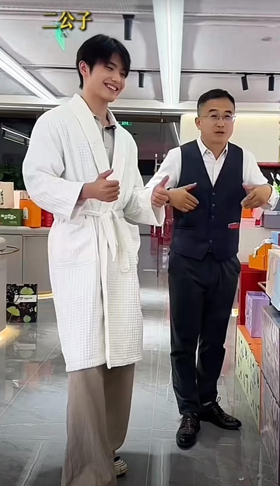 老婆是原配的，孩子是嫡出的。
这哪是炫耀？是凡尔赛本赛啊！

毛巾老板无三原配版