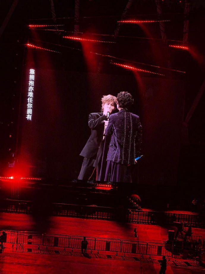 张远被李昊做局了 现场观众有眼福咯！张远跨年演唱会嘉宾是李昊，两人唱《富士山下》