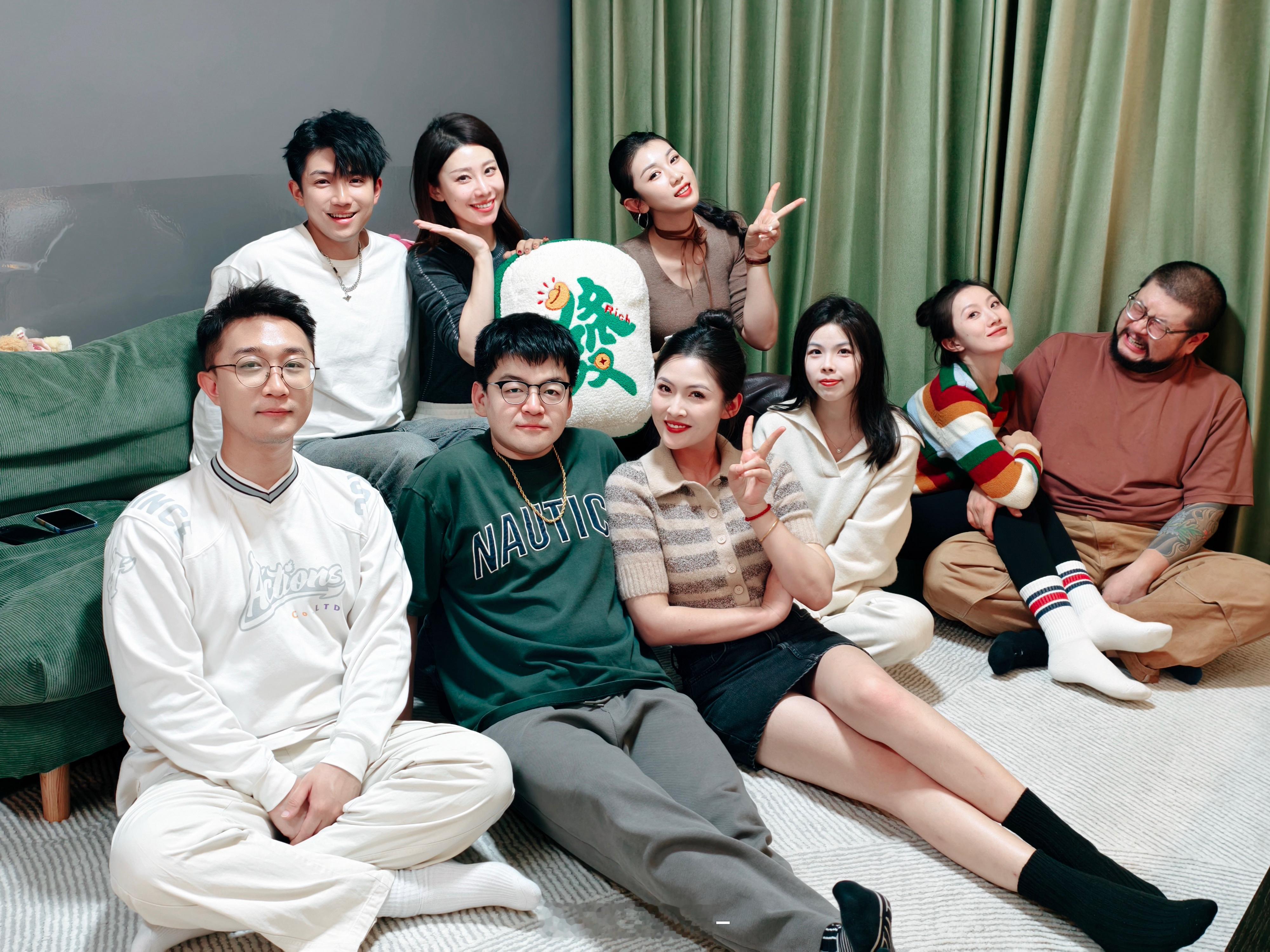 嘿嘿迟来的一组跨年合照🎉希望我和我的朋友们2025都顺顺利利发财暴富！好运健康