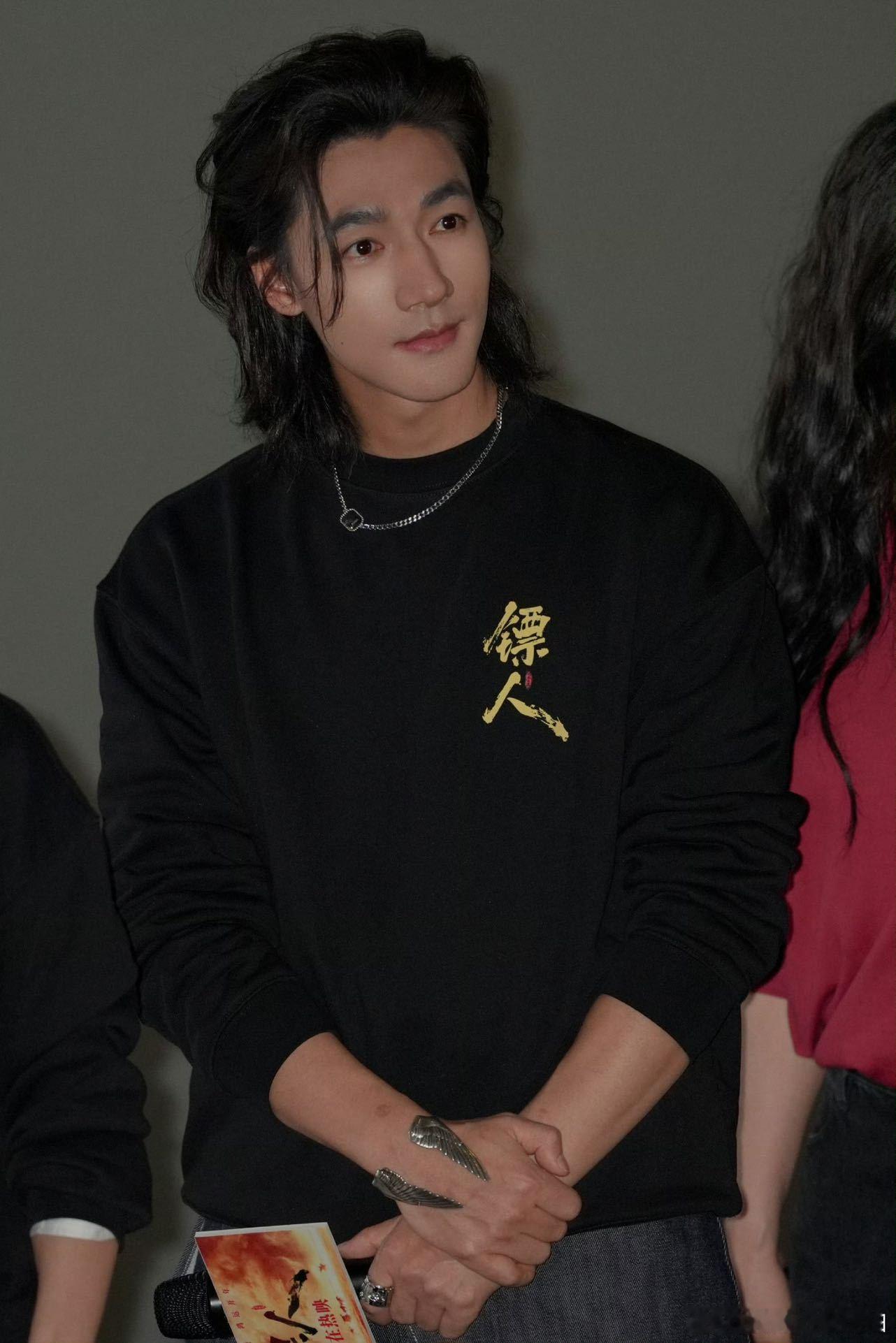 此沙 邪恶猫头鹰 真的被此沙惊艳到！邪恶猫头鹰这个角色被他演活了，冷冽又神秘，眼