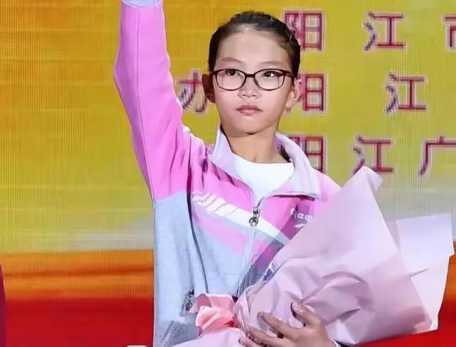 2006年，广东一男子在医院陪护流产的妻子。谁知，他出去抽烟时，发现了一名女弃婴