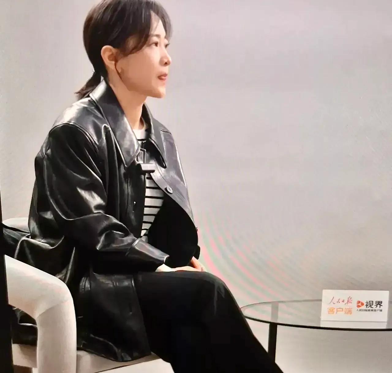 这是谁？

从侧脸看是不是女演员苗圃？不是的，她是贾玲，有没有可能，找了一个替身