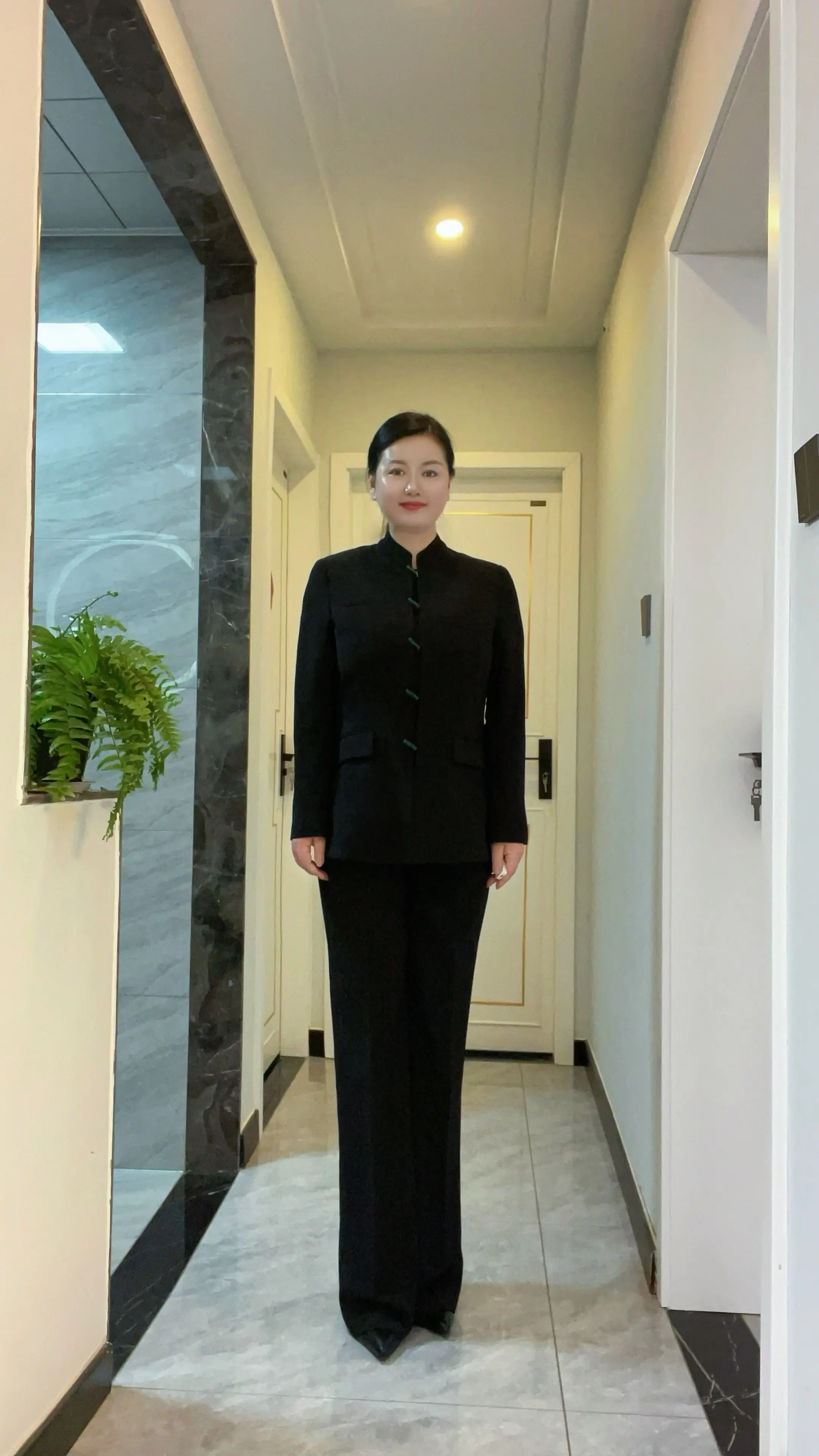 别去规劝那些被自己束缚的人，掸去这一身的尘埃。或许，这份执着，也是人间...