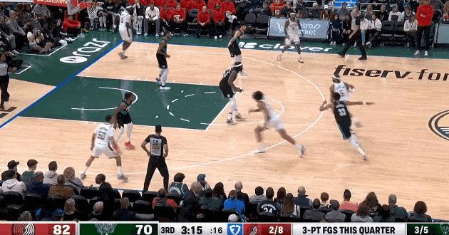 连续封盖！罗威这么打杨瀚森没机会了！
在今天NBA常规赛开拓者对阵雄鹿的第三节比