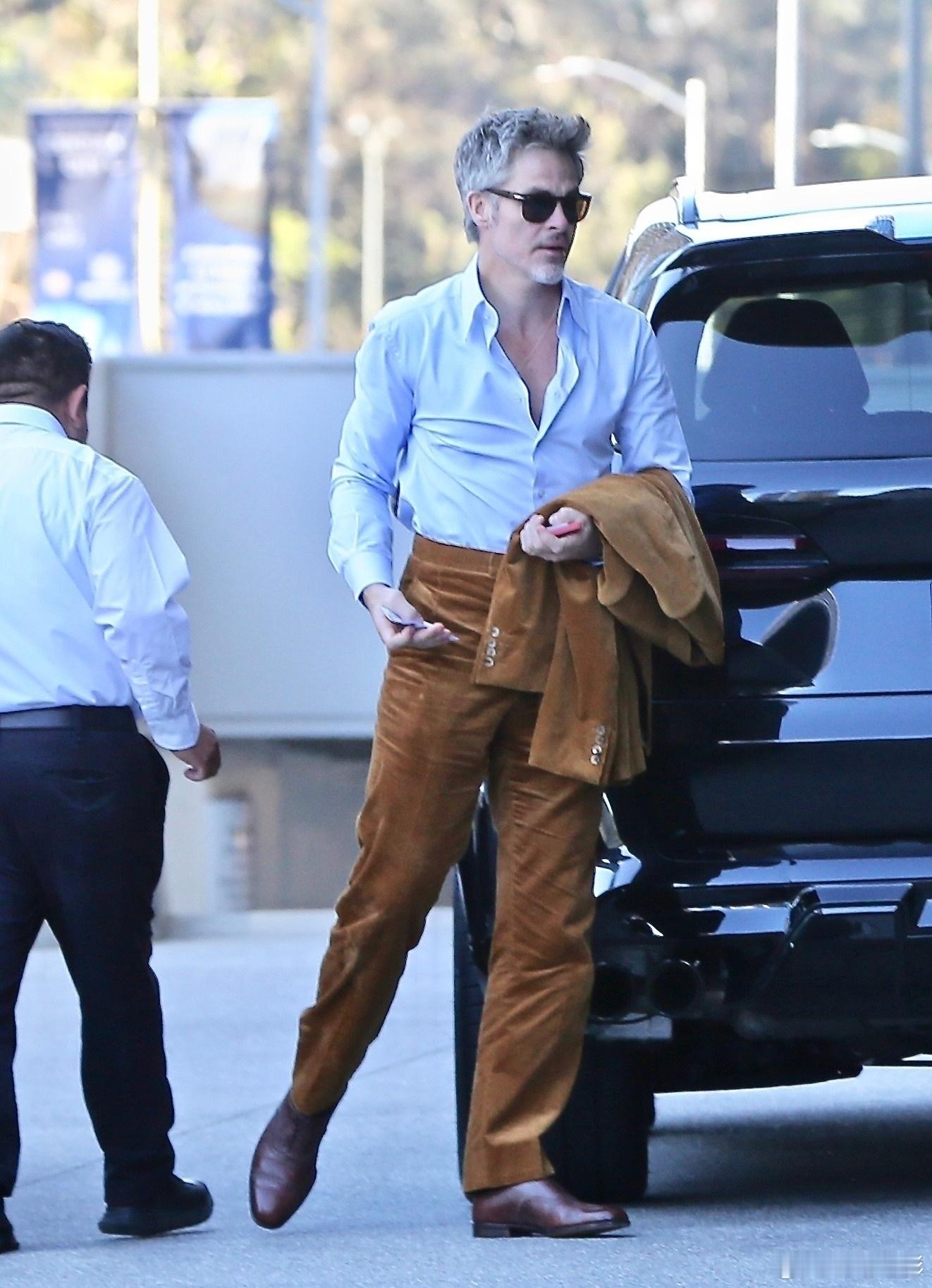 克里斯·派恩11月21日街拍。 Chris Pine  stuns in 70s