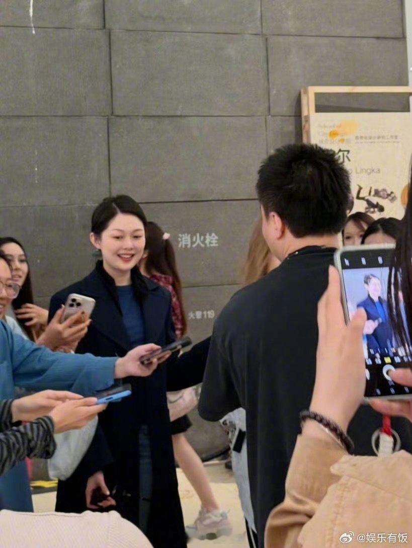 央美毕业展偶遇晚晚林瀚 网友在央美毕业展偶遇晚晚林瀚夫妇，晚晚素颜状态温婉大气～