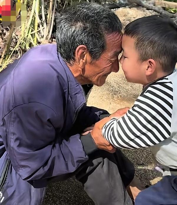 老人一辈子没结婚，却儿孙绕膝。
      善良的老人，年轻的时候在田边捡到一个