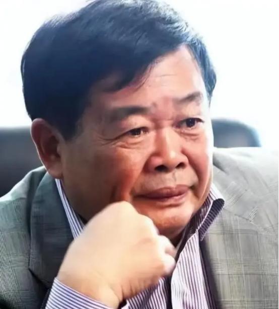 2015年，曹德旺拿出100万给一个小女孩换肾。可谁知，小女孩治愈后，却给曹德旺