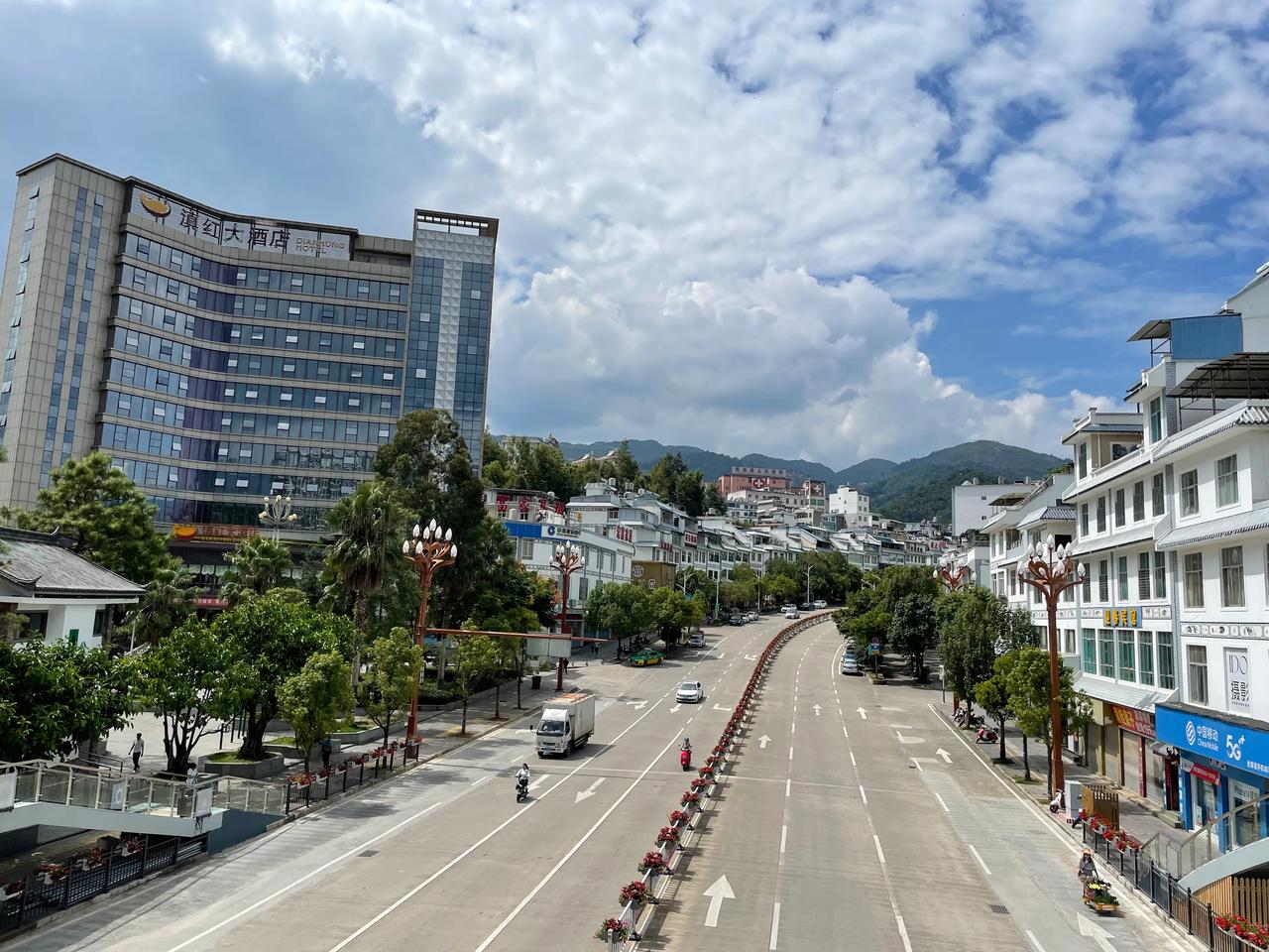 【滇红路上的故事，你究竟想知晓多少？】
在云岭夹峙中，催生了凤庆县城凤山镇。
凤