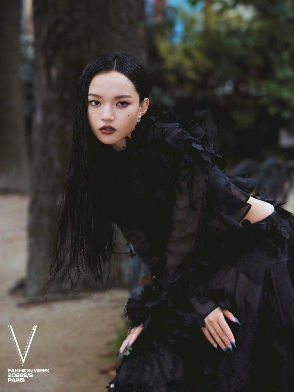 这居然是兰西雅 谁能把两个形象划上等号？《追风者》里扎红缨绳、戴银项圈的“野女孩