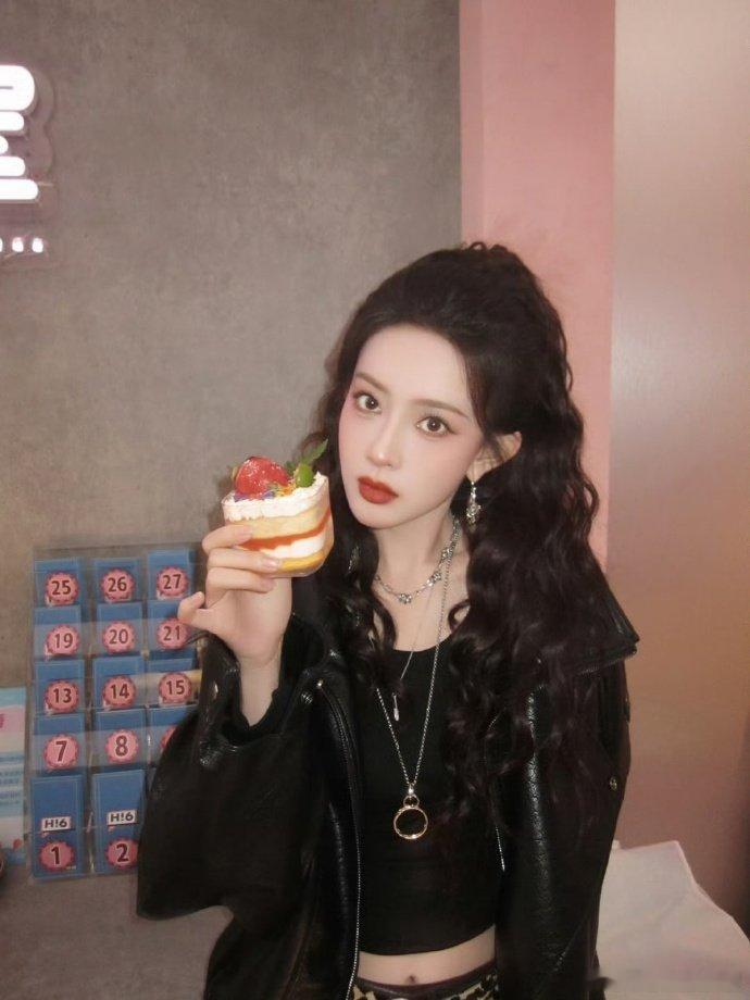 孟子义谁家古风小女子跑出来了哈哈，孟子义就是古风小女子本女吧，漫不经心转笛子的样