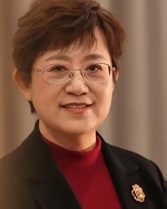 中国工程院院士 医学博士  北大常务副校长乔杰，

女，1964年1月生，医学博