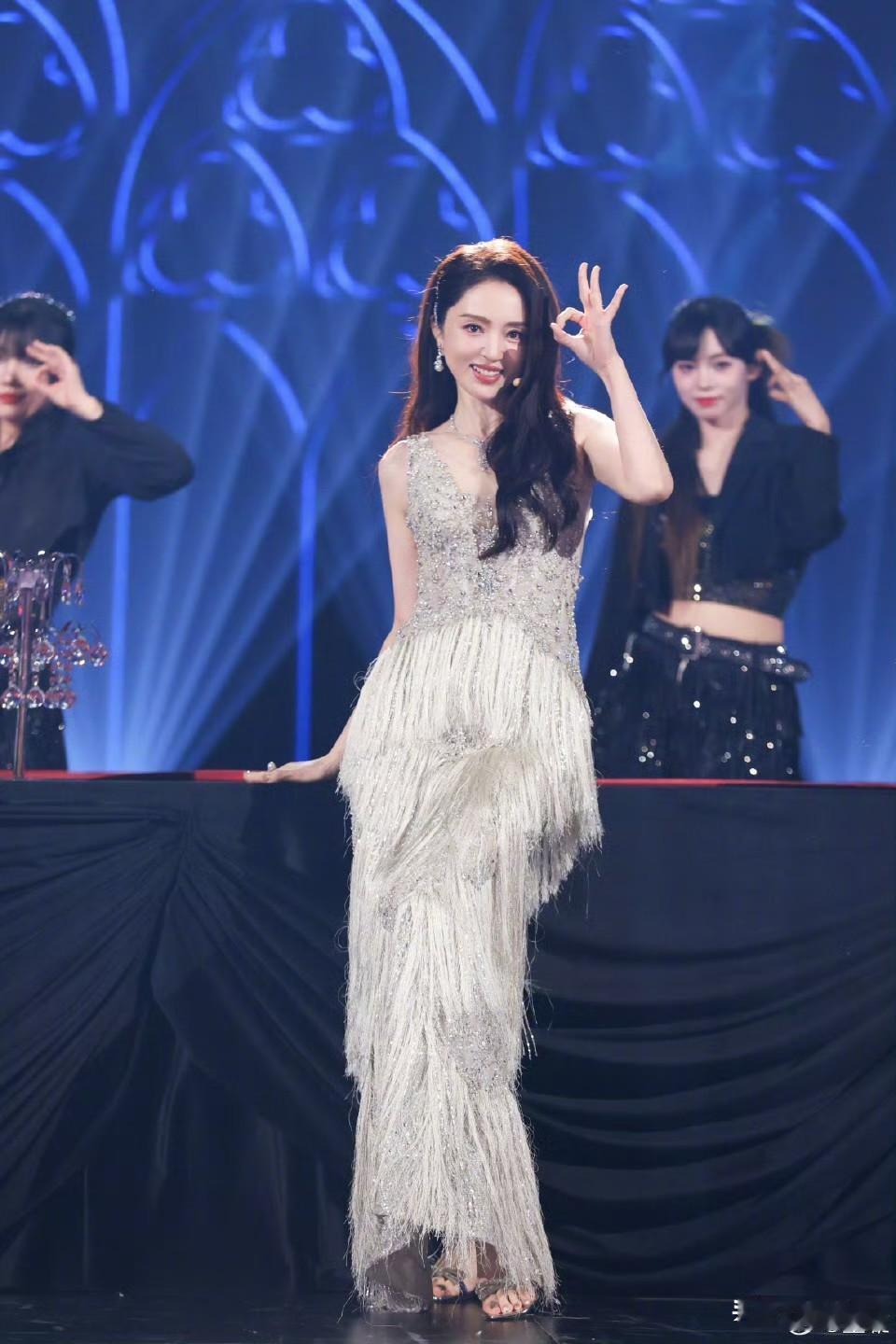 董璇对着李雪琴语重心长叮嘱：“过年可千万别把两边父母凑一块儿住！” 李雪琴一脸茫