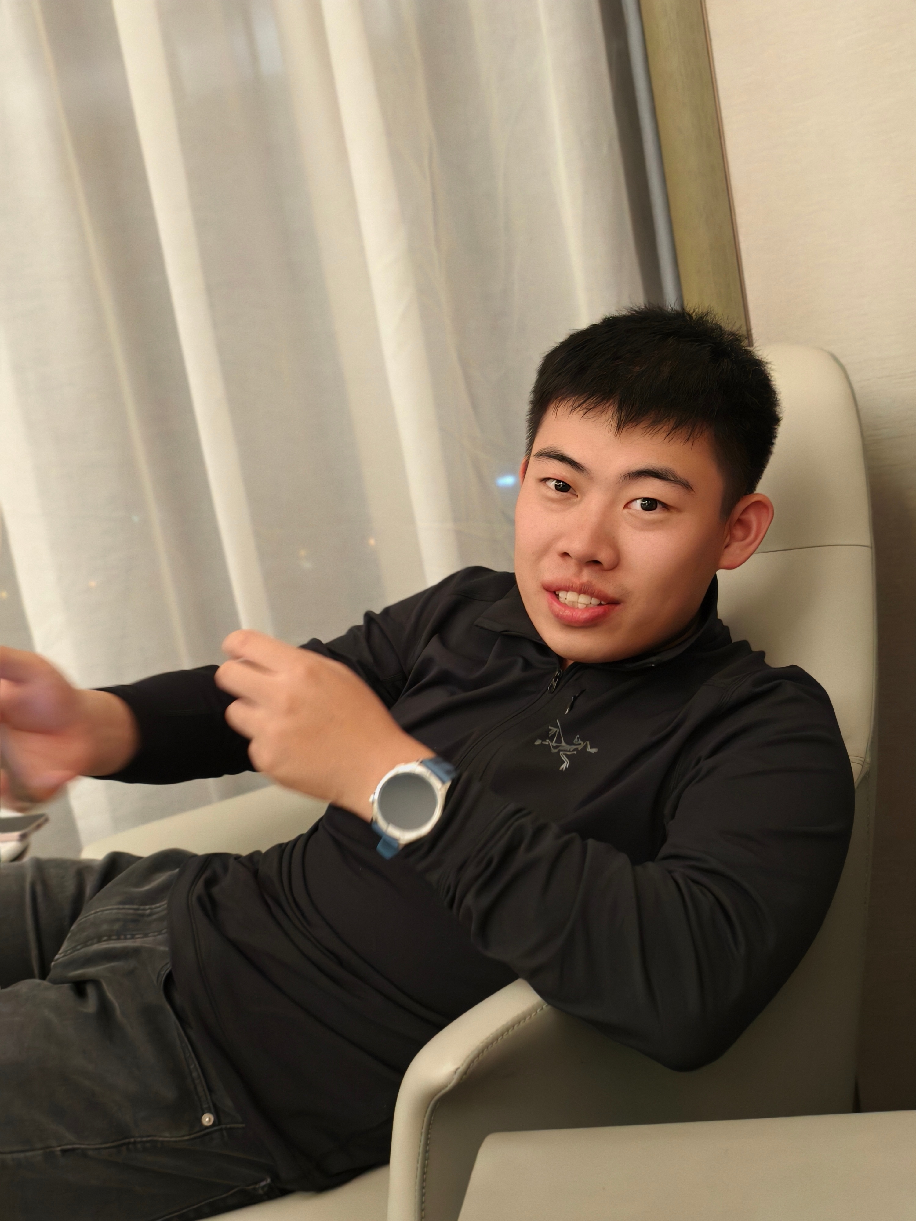 我房间来了个帅逼，你们认识吗？[doge] 